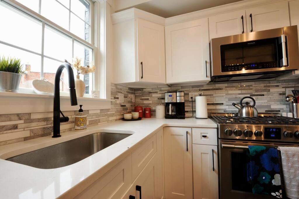 Cherry Blossom Townhouse, Easy Dc Access Washington Bagian luar foto